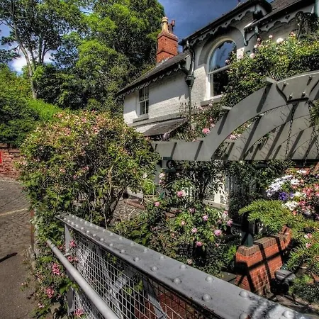Beautiful Period Cottage, Exceptional Riverside Location In The Heart Of Chester Exterior photo