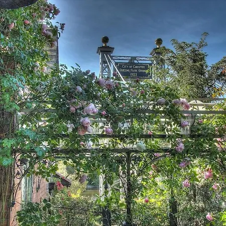 Beautiful Period Cottage, Exceptional Riverside Location In The Heart Of Chester Exterior photo