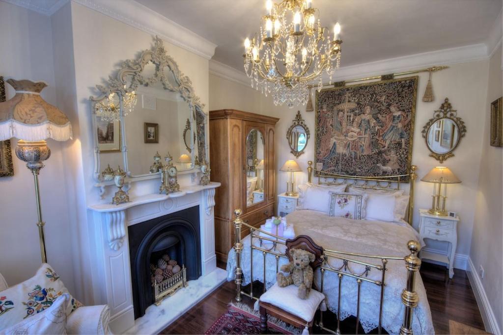 Beautiful Period Cottage, Exceptional Riverside Location In The Heart Of