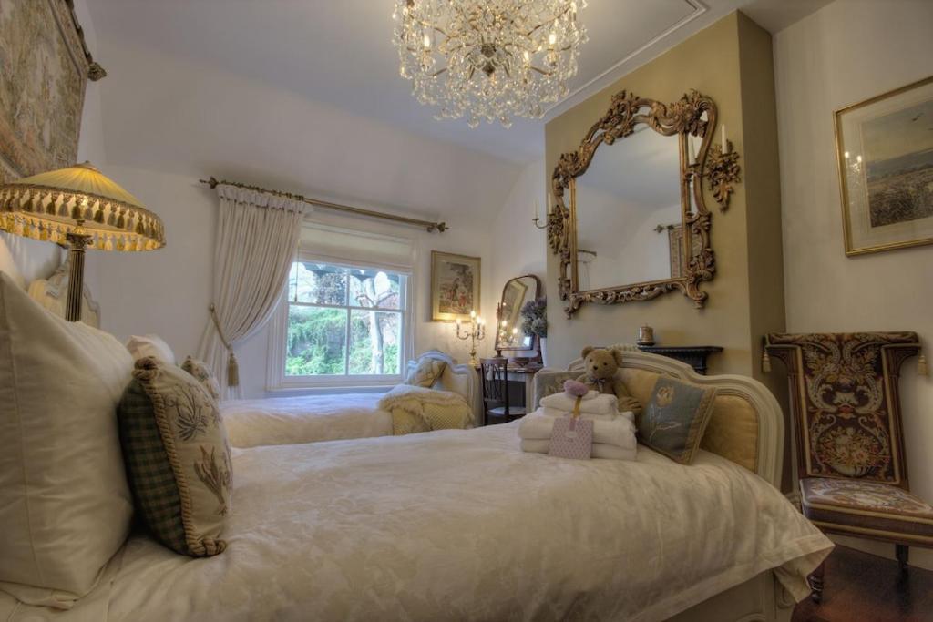 Beautiful Period Cottage, Exceptional Riverside Location In The Heart Of Chester