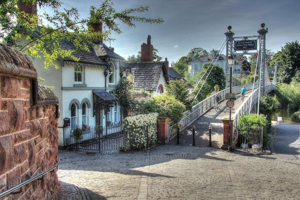 Holiday home Beautiful Period Cottage, Exceptional Riverside Location In The Heart Of