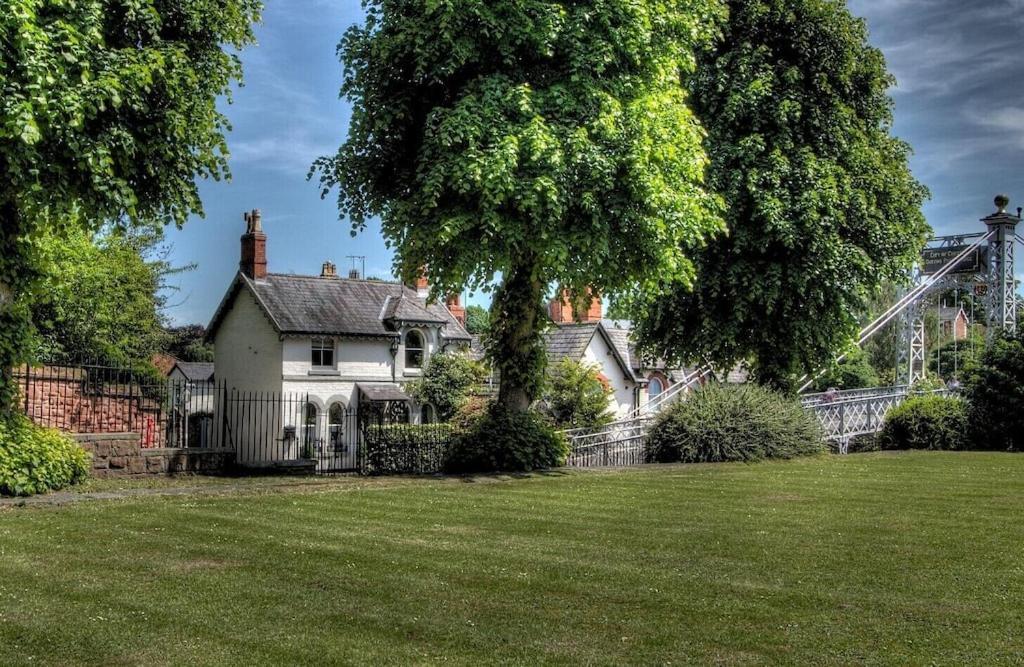 Holiday home Beautiful Period Cottage, Exceptional Riverside Location In The Heart Of Chester