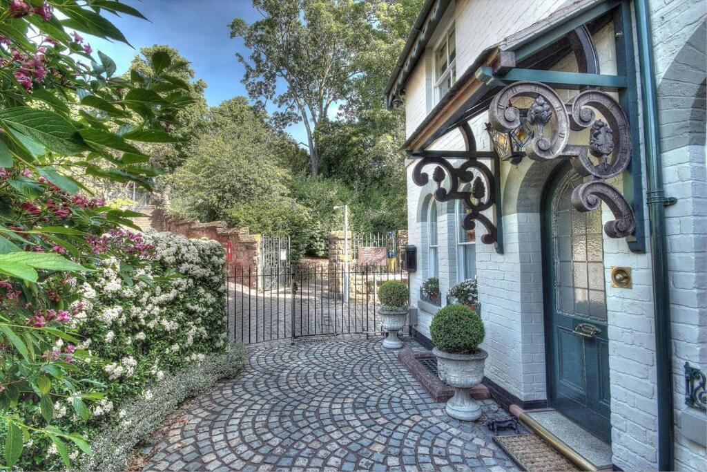 Beautiful Period Cottage, Exceptional Riverside Location In The Heart Of Holiday home *