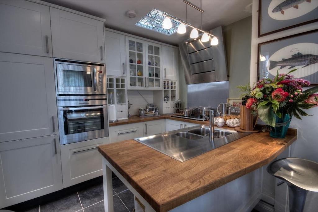 Holiday home Beautiful Period Cottage, Exceptional Riverside Location In The Heart Of *