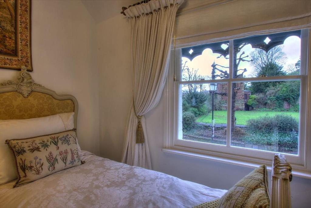 Beautiful Period Cottage, Exceptional Riverside Location In The Heart Of