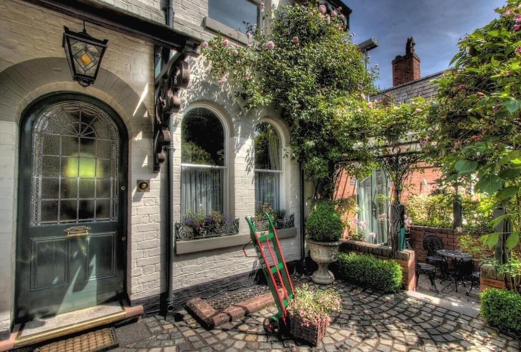 Beautiful Period Cottage, Exceptional Riverside Location In The Heart Of Chester