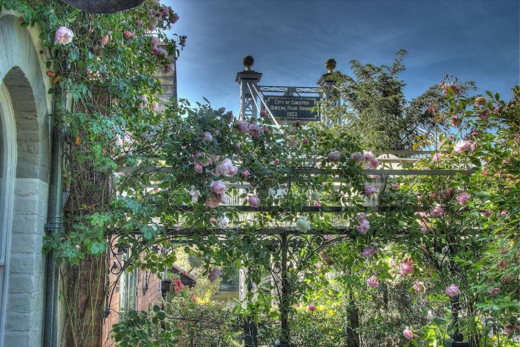 Beautiful Period Cottage, Exceptional Riverside Location In The Heart Of * Chester
