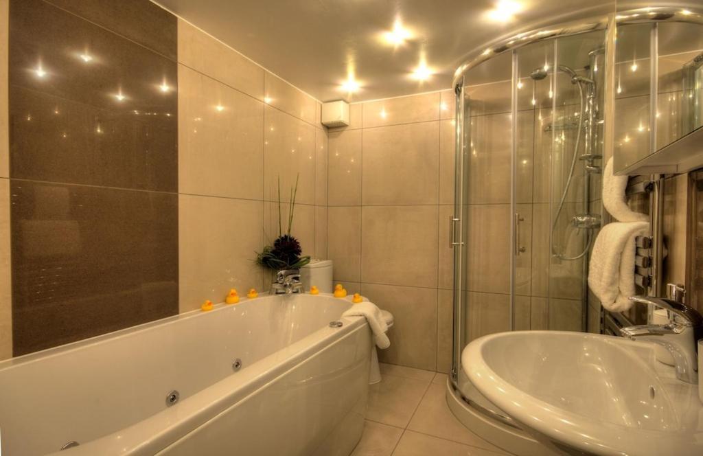 Beautiful Period Cottage, Exceptional Riverside Location In The Heart Of *