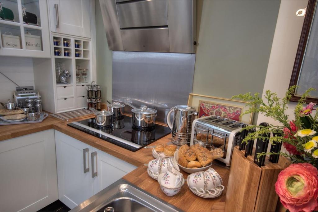 Beautiful Period Cottage, Exceptional Riverside Location In The Heart Of * Chester